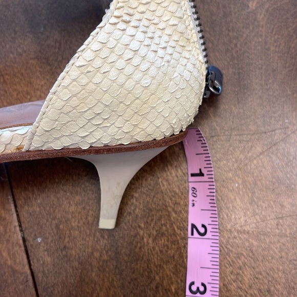 🌸DKNY 2” kitten heel with faux cream snake skin - back zipper closure - Picture 7 of 7